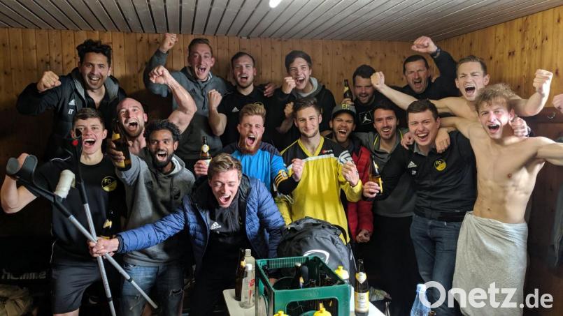 Nach dem 3:1-Sieg in Poppenreuth feierte die Mannschaft des FC Tirschenreuth in der Kabine ausgelassen den Klassenerhalt. Bild: axs