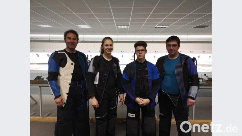 Die Gewehrschützen Roland Helm, Hannah Helm, Christoph Bauriedl und Matthias Hölzl (von links) schießen nun in der Bezirksliga. Bild: gz