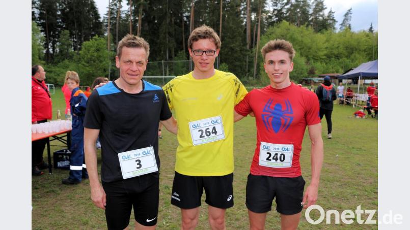 Korbinian Schönberger (Mitte) lief beim Crosslauf in Friedenfels die schnellste Zeit. Zweiter wurde Ulrich Räth vom TB Weiden (rechts) vor Michael Lang (DJK Weiden). Bild: bsc