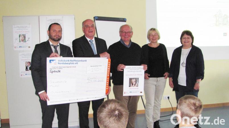 Auch dank der Unterstützung der Volksbank-Raiffeisenbank und der Buchhandlung Eckhard Bodner kann die Autorenlesung mit Ute Krause stattfinden. Bild: sei