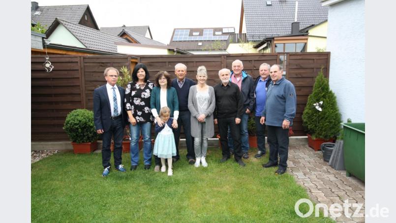 Im Kreis von Familie und Freunden feierte der langjährige Bauhofmitarbeiter und Feldgeschworene Franz Fischer (Fünfter von links) seinen 80. Geburtstag. Auch Bürgermeister Werner Walberer (links) gratuliert. Bild: bjp