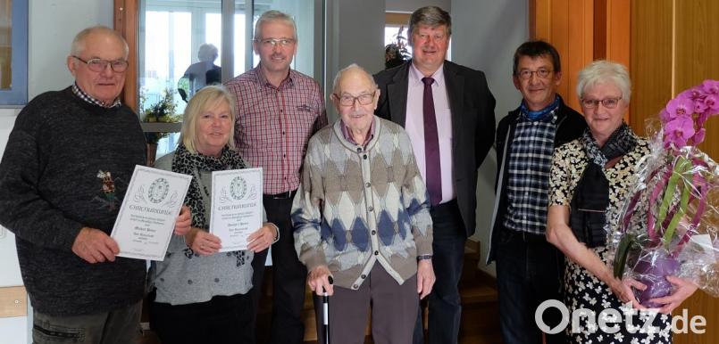 Vorsitzende Marianne Lehmeier (rechts) und zweiter Vorsitzender Gerhard Spitzkopf (Dritte von links) bleiben kommissarisch an der Spitze des Vorstands. Bürgermeister Martin Schregelmann (Dritter von rechts) hat die Neuwahlen für Juli angesetzt. Bild: wlr