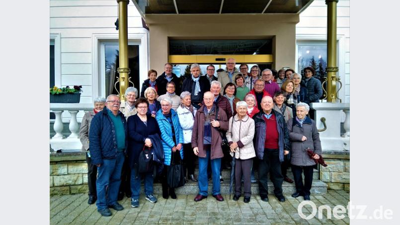 Fahrtteilnehmer vor dem „Golfhotel“ in Marienbad. Bild: exb
