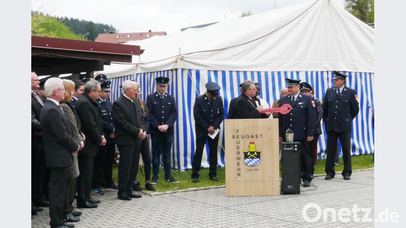 Bürgermeister Norbert Bücherl übergibt einen symbolischen Schlüssel an Kommandant Dieter Graf. Bild: ö