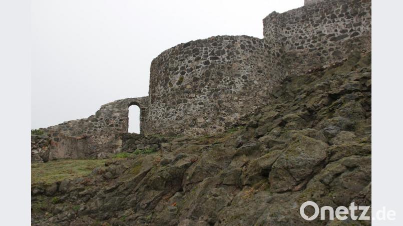 Die Burgruine Waldeck ist ein Programmpunkt bei „24 Stunden Steinwald erleben". Die Wanderung um den Schlossberg ist mit einer Vogelbeobachtung verbunden. Bild: hd
