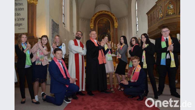 So cool kann Glaube sein: Daumen hoch für Christus. Die Konfirmanden batikten in der Vorbereitungszeit Stolen, die sie am Konfirmationstag mit Stadtpfarrer Dieter Schinke und Diakon Fabian Endruweit (Mitte) präsentieren. Bild: dob
