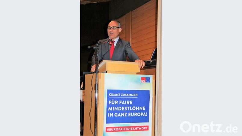 Europaabgeordneter Ismail Ertug (SPD) versetzte die Zuhörer am Samstagabend im Neusorger Pfarrheim in Wahlkampflaune Bild: stg