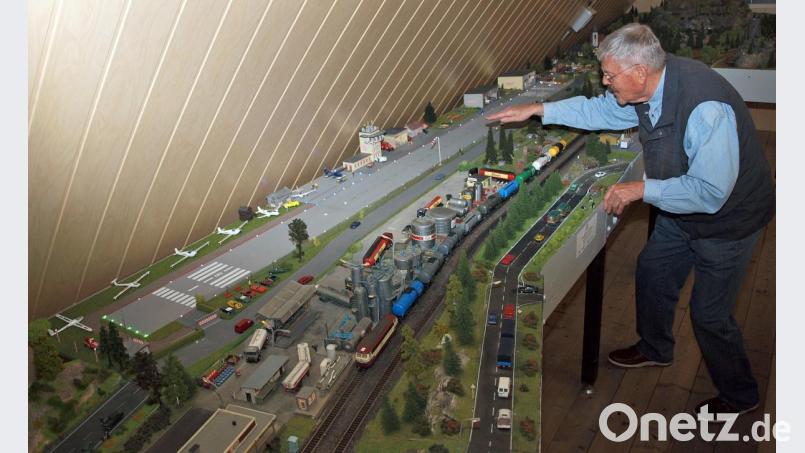 Der für die Öffentlichkeitsarbeit des Modelleisenbahnclubs Unteres Vilstal zuständige Heinrich Schäfer ist schwer beeindruckt von der durch Peter Rezek gebauten Flugplatzanlage. Bild: sön