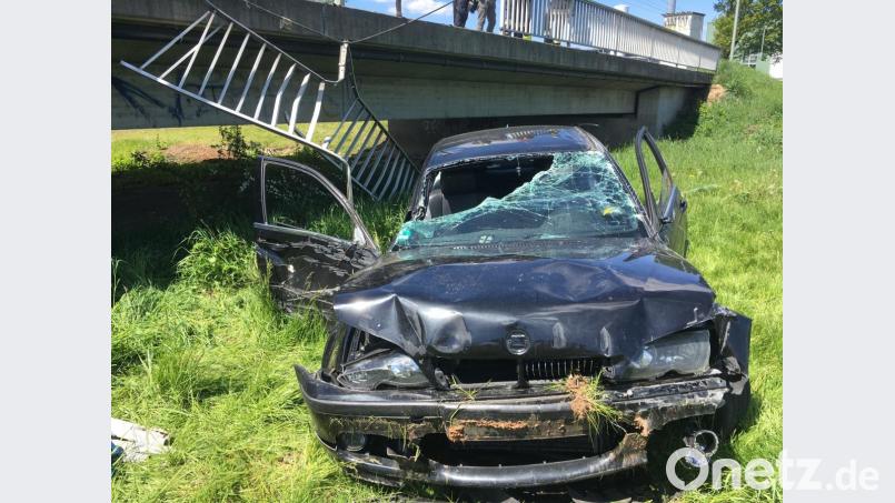 Am Wagen entstand Totalschaden. Er musste mit einem Kran geborgen werden. Bild: Beer