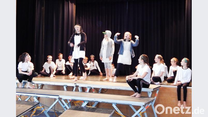 Viel Applaus bekamen die jungen Schauspieler der Theatergruppe der Unterstufe des Johann-Andreas-Schmeller-Gymnasiums. Bild: exb