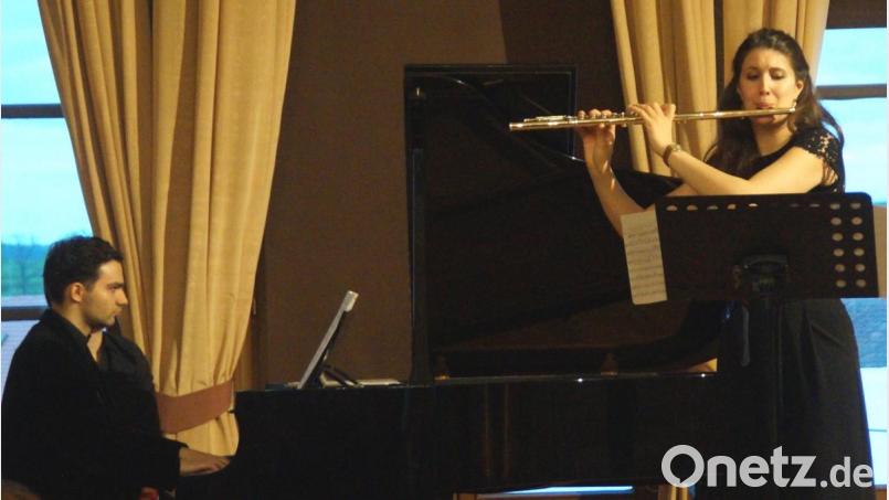 Myriam Ghani (Flöte)und Asen Tanchev (Klavier) begeisterten beim Konzert der Freunde der Kunst im Schlosssaal von Neunburg. Bild: weu