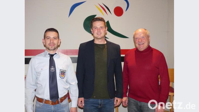 Manfred Dörner (links) übergibt die Leitung der Krieger- und Soldatenkameradschaft (KSK) an Andreas Betzl. Als Wahlleiter freut sich Bürgermeister Peter Lehr über den neuen Vereinsvorsitzenden. Bild: rn