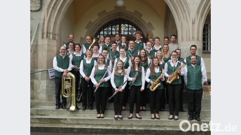Die erfolgreichen Musiker der Ammerthaler Blaskapelle nach ihrem glänzenden Wertungsspiel mit ihrem Dirigenten Manuel Jung (vorne, rechts). Bild: mof
