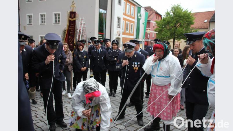 Die Verantwortlichen der Feuerwehr Gaisthal machten beim Patenbitten jeden Spaß mit und &quot;inhalierten&quot; in Sonderbekleidung, unterstützt von ihren Kameraden, ein Fässchen Bier. Von links (mit Rock und Perücke): Festleiter Audi Lurbiecki, Vorsitzender Alois Sorgenfrei und zweiter Kommandant Johannes Gillitzer. Bild: frd