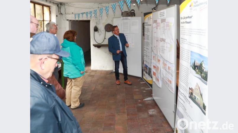 Bürgermeister Hans Donko erklärte den interessierten Besuchern die derzeitigen Projekte. Bild: njn