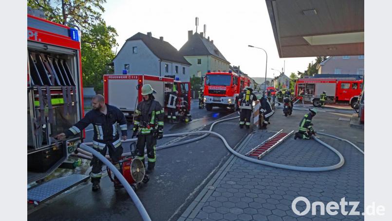 Insgesamt 40 Einsatzkräfte von Feuerwehr, BRK und Polizei sind vor Ort. Bild: Dobmeier
