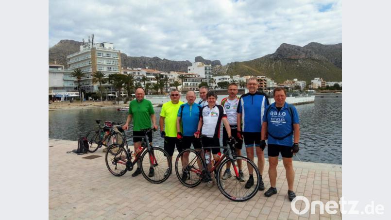 Im Bild das Radlerteam bei einer Rast in Port die Pollenca mit (von links) Hubert Feil, Martin Seitz, Ernst Freundl, Markus Fichtner, Berthold Frank, Christian Reiter, Leo Standfest und Herbert Schwamberger. Bild: exb