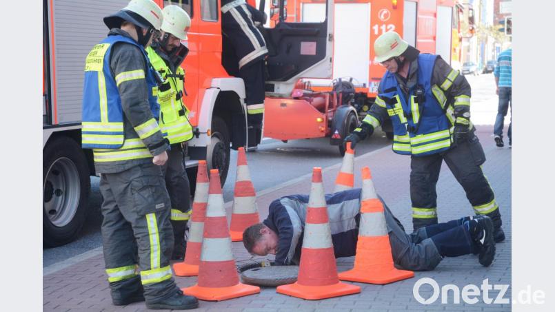 Auch ein Techniker machte sich ein genaues Bild vom Untergrund. Bild: Gabi Schönberger