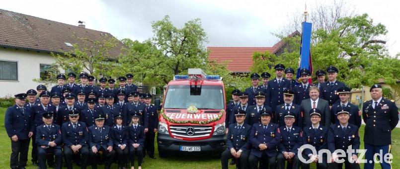 Gruppenfoto mit der FFW Wolfsfeld und ihrem neuen Einsatzfahrzeug. Bild: jp