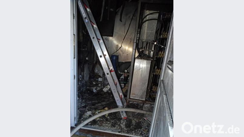 In diesem Raum mit der Steuerungstechnik für die Waschstraße wird die Brandursache vermutet. Die Polizei geht nach aktuellem Stand von einem technischen Defekt aus. Bild: Dobmeier