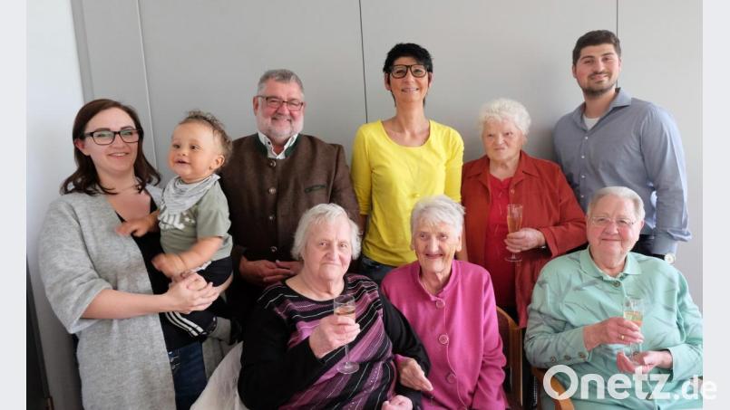 Rosa Biegerl (Mitte sitzend) freute sich im Seniorenheim „Arche Noah“ über die gesellige Feier zu ihrem 90. Geburtstag. Bild: ohr