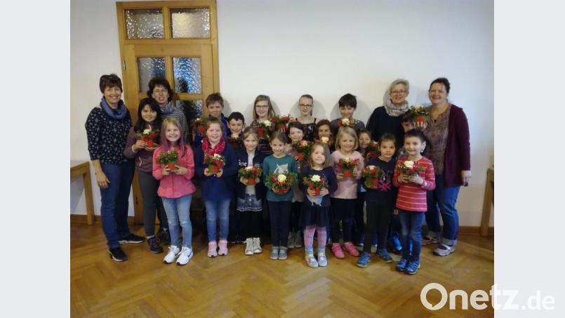 Die fleißigen Kinder mit ihren „Lehrerinnen“ waren stolz auf das von ihnen gebastelte. Bild: is
