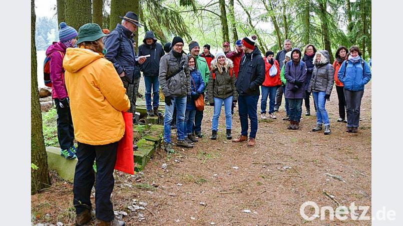 Erlebnisreich war die 35. heimatkundliche Themenwanderung der Gesellschaft Steinwaldia Pullenreuth. Vorsitzender Norbert Reger (Dritter von links) und mehrere Wanderführer begleiteten die rund 60 Teilnehmer entlang des Grenzbaches zur Grenzmühle. Bild: bsc