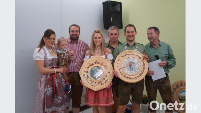 Marion Forster (Dritte von links) gewann die Hochzeitsscheibe, Matthias Ries (Zweiter von rechts) die Geburtstagsscheibe. Dazu gratulierten (von links) Regina und Alex Kunz, Schießleiter Thomas Zahner und Sportleiter Günther Gradl.