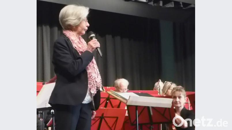 Moderatorin Maria Hirsch weiß Informatives und Unterhaltsames zu den Kompositionen beim Muttertagskonzert des Salonorchesters Neustadt zu berichten. Bild: fsb