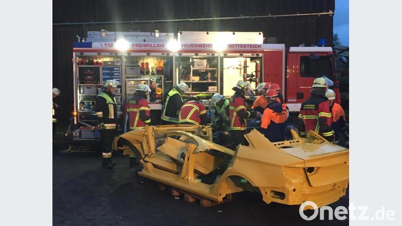 Hydraulische Rettungsgeräte testete die Feuerwehr Mitterteich an der Audi-Limousine. Bild: exb