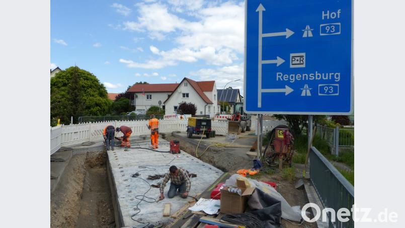 Die Baumaßnahmen in der Oberviechtacher Straße liegen voll im Zeitplan. Die Kanalsanierung ist fast abgeschlossen, ebenso die der Aschbachbrücke. Bis Wasserleitung, Straßenbeleuchtung und Gasleitungen neu verlegt sind und die Straße wieder befahrbar ist, wird es allerdings noch bis Mitte September dauern. Bild: Völkl