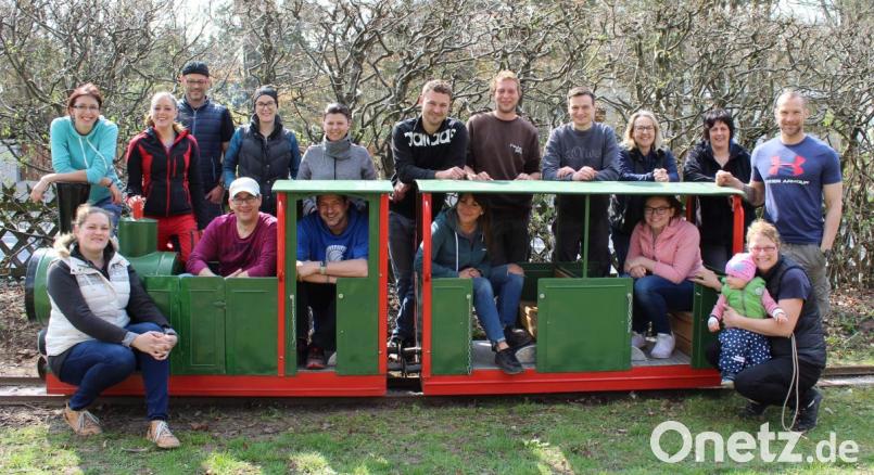 KiTa-Leiterin Uta-Maria Kriegler (stehend, Dritte von rechts) bedankte sich für die Aktion, die offenkundig auch allen Spaß bereitet hatte. Bild: u