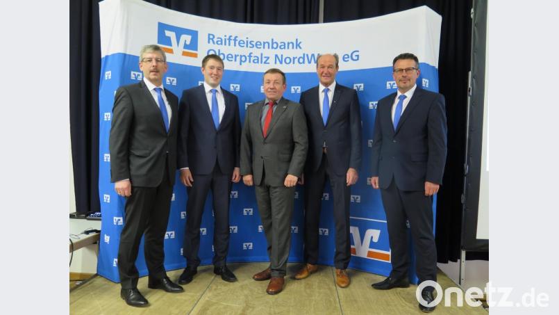 Die Raiffeisenvorstände Robert Haubner, Thomas Keck (Erster und Zweiter von links), Joachim Geyer und Herbert Meier (von rechts) bedankten sich bei Fondsmanager Norbert Faller (Bildmitte) für seinen kompetenten Vortrag über einen globalen Aktienfonds. Bild: jzk