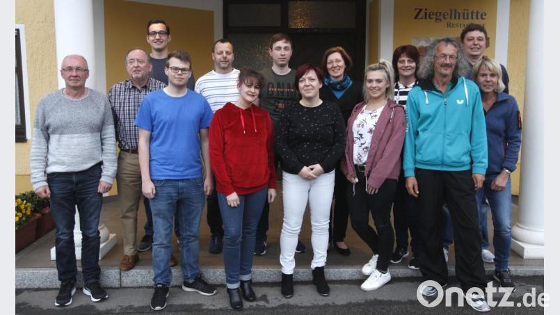 Hans Bruckner (links) bleibt Vorsitzender der DJK Ettmannsdorf. Mit im Bild die übrigen Vorstandsmitglieder. Bild: Hirsch