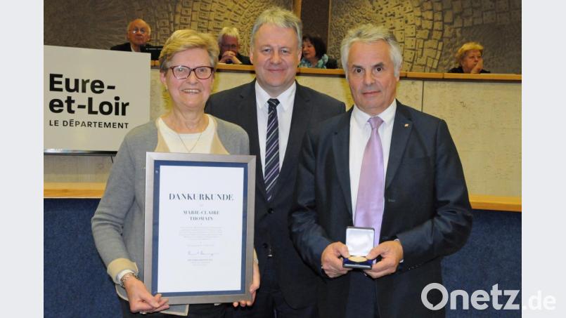 Stabwechsel an der Spitze des Comité de jumelage du Canton historique de Maintenon. Marie-Claire Thomain (links) legte ihr Amt als Präsidentin nieder. Künftig pflegen der neue Präsident Daniel Morin (rechts) und Landrat Richard Reisinger (Mitte) federführend die freundschaftlichen Beziehungen zwischen den beiden Landkreisen. Bild: Christine Hollederer