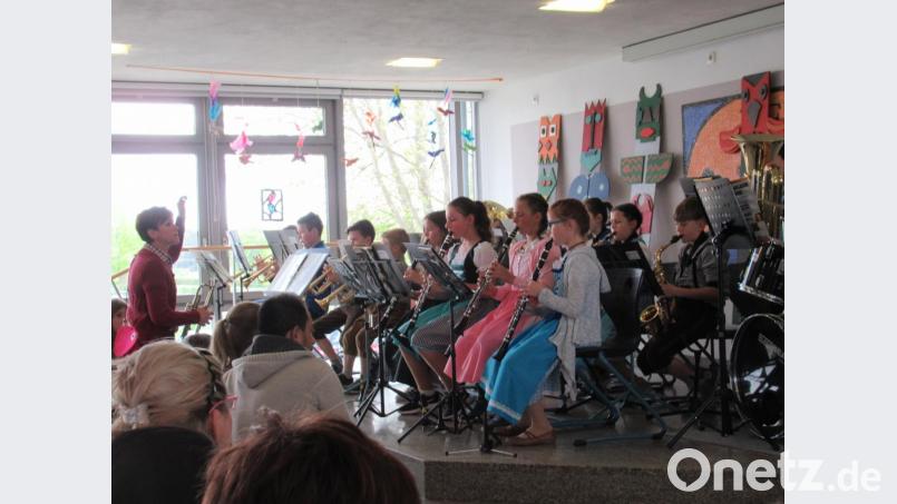 Beim Maifest legen sich alle ins Zeugs, beim Musizieren, Tanzen und Rennen. Bild: exb