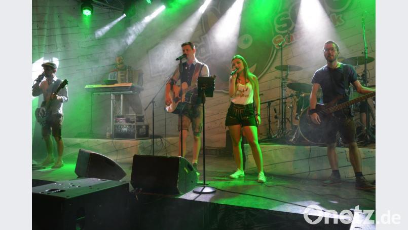 Bereits zum vierten Mal spielte das fränkische Sextett von „Bassd scho“ in Pleußen auf und begeisterte einmal mehr das überwiegend junge Publikum. Bild: jr