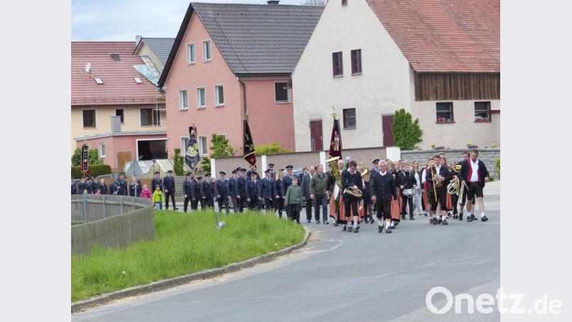 Die „Gleiritscher Blaskapelle“ führt die Wehren, allen voran die ausrichtende Großenschwandner Wehr mit Vorsitzendem Karl Kraus und Bürgermeister Max Völkl durch das Dorf an. Bild: sl