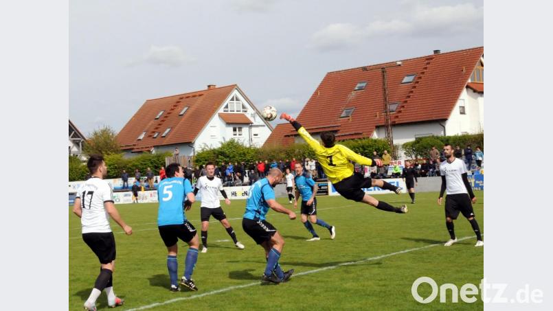 Mit dem überraschenden 3:1-Erfolg beim SV Poppenreuth sicherte sich der FC Tirschenreuth den Klassenerhalt in der Bezirksliga Oberfranken Ost. Hier klärt FC-Torwart Tobias Siegert mit einer Flugeinlage. Bild: rez