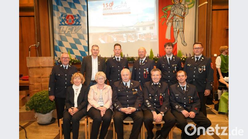 Seit 30 bzw. 20 Jahren gehören diese Frauen und Männer der Feuerwehr Waldsassen an. Bild: exb