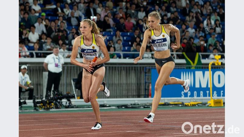 Luna Bulmahn (rechts) übergibt den Staffelstab an Corinna Schwab. Letztere wurde mit der deutschen 4x400-Meter-Mixed-Staffel in Japan Siebte. Bild: Dirk Reps