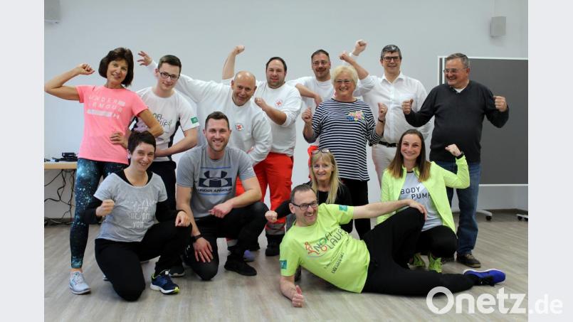 BRK und Wasserwacht präsentieren sich beim Tag der offenen Tür am 19. Mai als fitte Truppe. Mit Fitnesscoach Markus Maier (Vierter von links) haben die Ehrenamtlichen eine Show-Einlage einstudiert. Bild: bgm