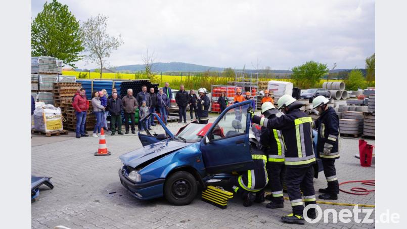 Die Waldthurner Feuerwehr zeigte bei einer Vorführung am Raiffeisen-Markttag ihr Können und setzte bei einem simulierten Unfall den Rettungsspreizer und die Rettungsschere ein. Josef Pflaum senior kommentierte die Übung. Bild: fvo