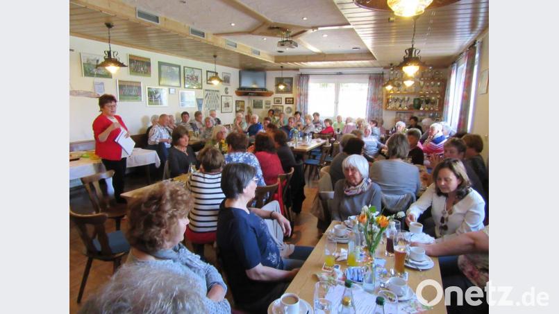 Bezirks- und Kreisrätin Brigitte Scharf informierte die vielen Zuhörer beim Politischen Kaffeeklatsch des AsF-Ortsvereins Reuth über Neuerungen im Sozialwesen. Bild: ang
