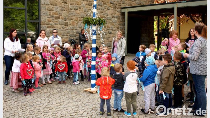 Spiele und Tänze auf dem Kirchplatz sind viel Unterhaltung für die Kinder des Kinderhauses Maria Waldrast. Bild: R. Kreuzer