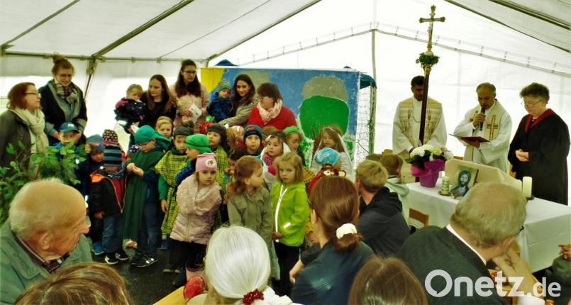 Besucher und „Kinder der Arche“ lauschen den Worten von Pater Prince Kalarimuryil, Pfarrer Varghese Puthenchira und der evangelischen Lektorin Barbara Wagner. Bild: jml