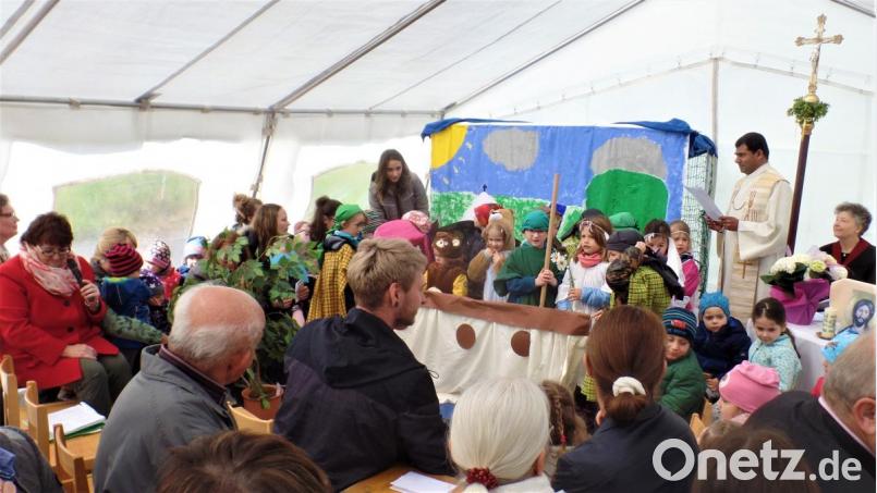 Die Kinder zeigen es, in der Arche Noach ging es für die Tiere ganz schön eng zu. Genau so, wie für die Gäste im Festzelt beim Tag der offenen Tür in der Kinderkrippe. Bild: jml
