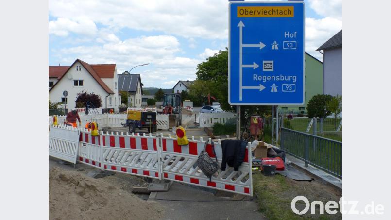 Die Baumaßnahmen in der Oberviechtacher Straße liegen voll im Zeitplan. Die Kanalsanierung ist fast abgeschlossen, ebenso die der Aschbachbrücke. Bis Wasserleitung, Straßenbeleuchtung und Gasleitungen neu verlegt sind und die Straße wieder befahrbar ist, wird es allerdings noch bis Mitte September dauern. Bild: Völkl