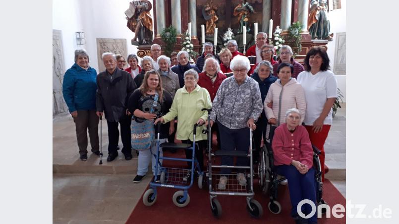 Viele interessante Geschichten erzählte die Synodalin Käthe Pühl (zweite Reihe links) den Gästen vom „Café Zeitlos“ bei einer Führung in der Neustädter Dreieinigkeitskirche. Bild: ow