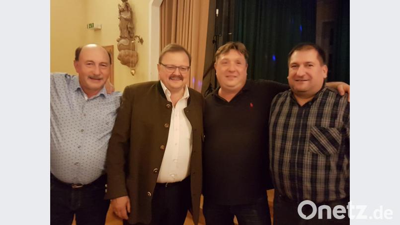 Zum 40.Geburtstag konnte Christoph Weigl (Zweiter von rechts) auch die Glückwünsche von Roland Heldwein (rechts) sowie Engelbert Träger und Bürgermeister Alfred Stier (von links) entgegennehmen. Bild: rdh